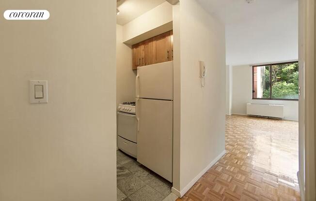 Studio, 1 bath, 422 sqft, $3,400, Unit 4X