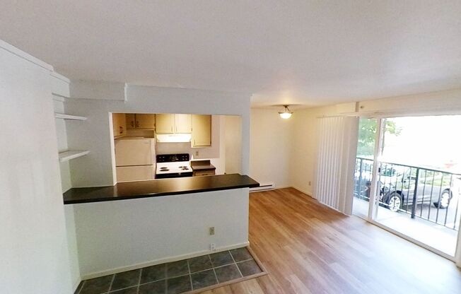 2 beds, 1 bath, 784 sqft, $1,895, Unit 7