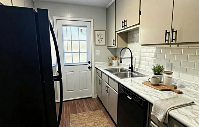 2 beds, 1 bath, 830 sqft, $1,250, Unit O07