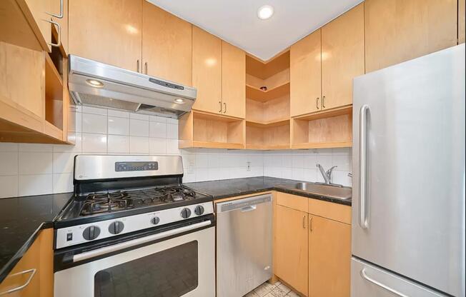 3 beds, 1 bath, $6,495, Unit 5F