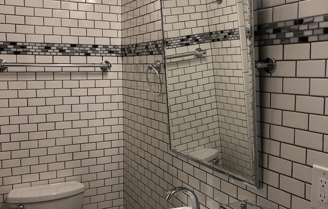 Studio, 1 bath, 300 sqft, $1,200, Unit 32