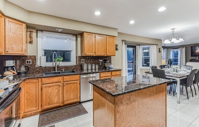 Fully Furnished 4 Bedroom 2.5 bathroom home in Bloomingdale