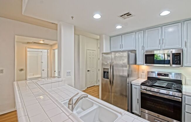 Bright & Airy, Recently Updated 3rd Floor Apartment in the Catalina Building Across from Central Park, Restaurants, Shops & Heart of Playa Vista