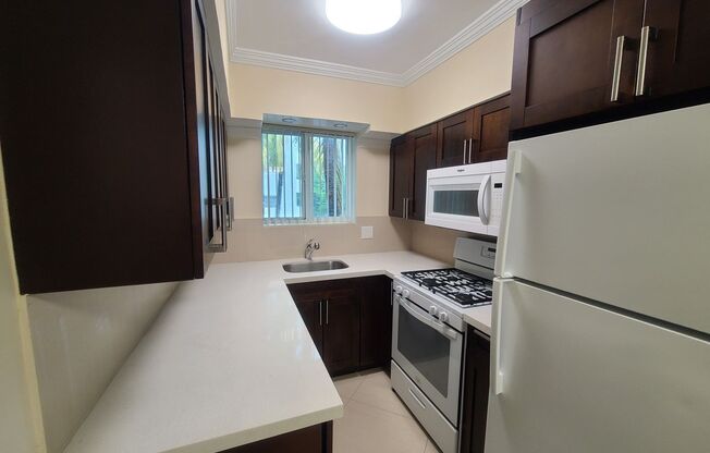 Boutique, Remodeled Studio Apartment Steps From The Beach!
