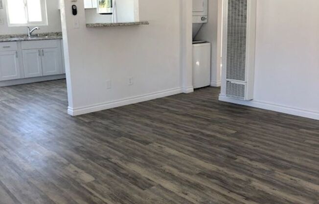 2 beds, 1 bath, 850 sqft, $2,425, Unit 4580 ½