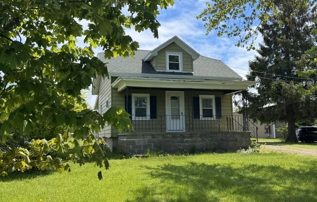 3 beds, 1 bath, 1,016 sqft, $1,495