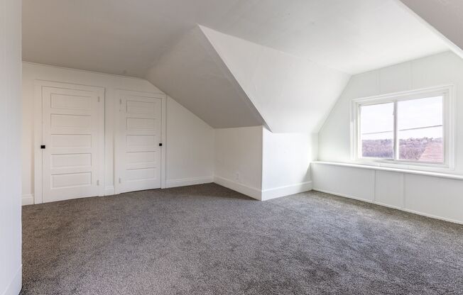 4 beds, 2.5 baths, $2,099, Unit South Side Slopes