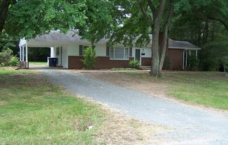 Great 3BR/1.5BA off of Country Club Rd!