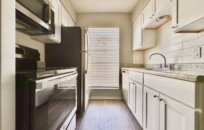 University Quarters - 1 Bed 1 Bath!!