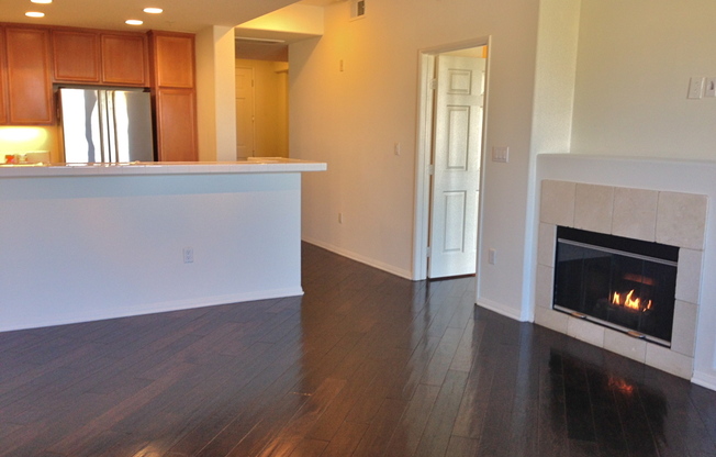 GORGEOUS TOP FLR CONDO BY CENTRAL PARK w/LAUNDRY+PATIO+2 CAR Parking