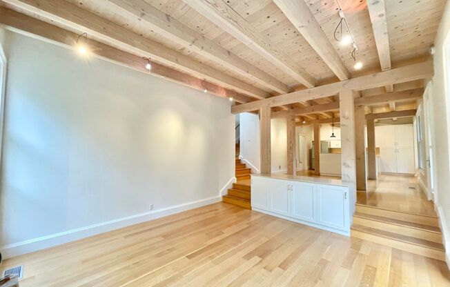 3BD 2.5BA Sycamore Park Architectural Masterpiece! Parking! Laundry! Garden. Pet. PROGRESSIVE