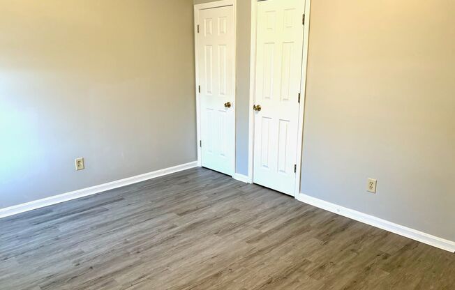 3 beds, 1 bath, 900 sqft, $850, Unit 526-204 Locher Alley