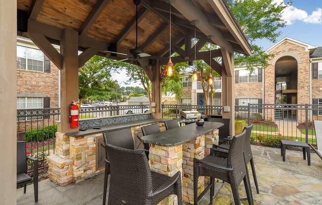 Outdoor lounge at Ashford Place Apartments in Flowood, MS