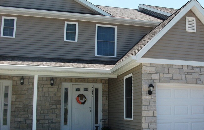 3 bedroom, 2.5 bath Condo: Stoneview Neighborhood in Ellettsville! Available July 2024!