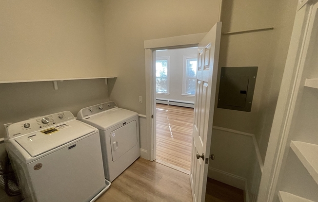 2 beds, 1 bath, 975 sqft, $2,900, Unit 2