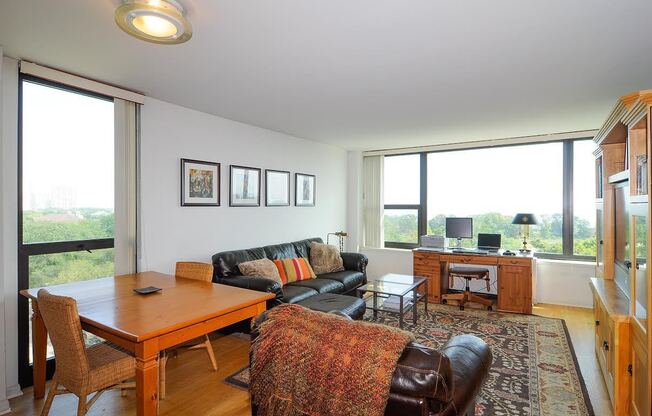 Spacious 1 bed lakeview end unit in Lincoln Park for rent