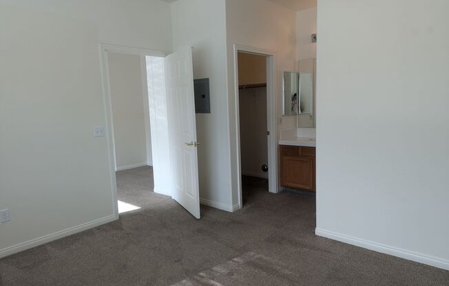 2 beds, 2 baths, $1,400, Unit C