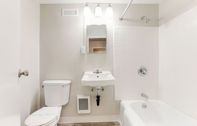 Studio, 1 bath, 370 sqft, $1,050, Unit 302