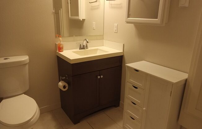 Studio, 1 bath, $1,095, Unit Unit B