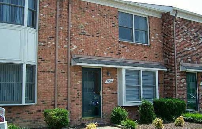 **Double Master Suites**Updated Townhome SUPER close to Naval Bases- Water Included