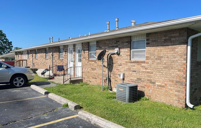 2 beds, 1 bath, 900 sqft, $850, Unit B8