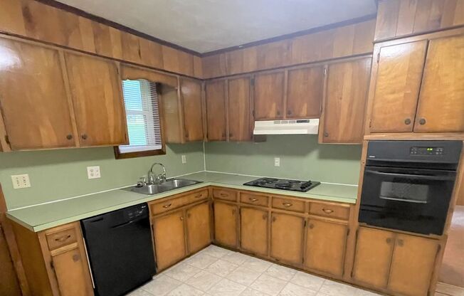 2 beds, 1 bath, 903 sqft, $1,340, Unit J-10