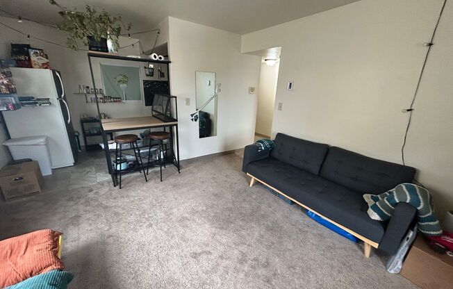1 bed, 1 bath, $895, Unit 713