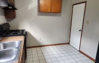 2 beds, 1 bath, 1,100 sqft, $995, Unit 194