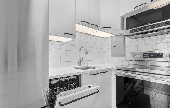 1 bed, 1.5 baths, 667 sqft, $2,400, Unit 4B