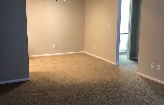 2 beds, 2 baths, 883 sqft, $1,210, Unit 215