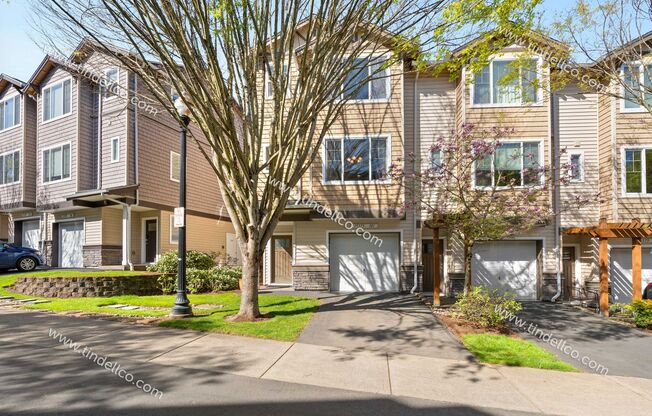 Charming Townhome w/ Peaceful Lake View, Fireplace, Balcony & More Near Progress Ridge!