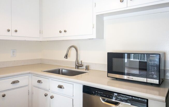 2 beds, 1 bath, $4,250, Unit B