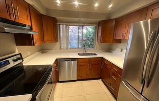 Spacious Fremont 2BR/1BA, split level with private balcony, recently remodeled kitchen!