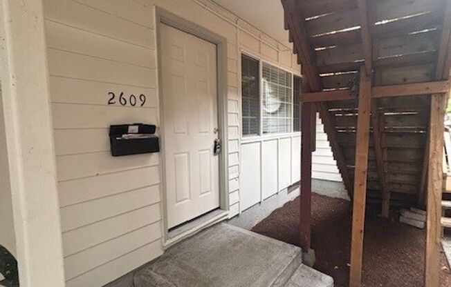 Buckman Neighborhood: Freshly Renovated Close-in SE Portland Apartment.  AC and Off Street Parking