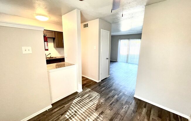 2 beds, 1 bath, 916 sqft, $1,049, Unit 101