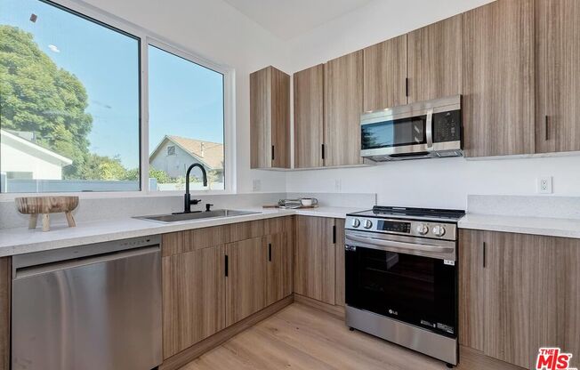 2614 W 73 ST