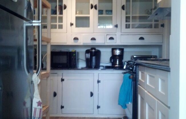 Classic Vintage apartments in Fantastic Midway location