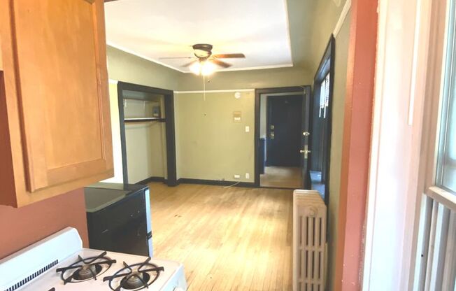Studio, 1 bath, $725, Unit 25