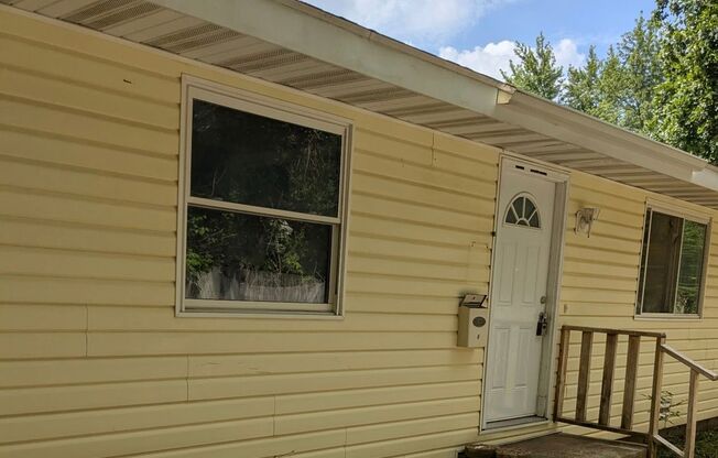 2 Bedroom | 1 bath - Remodeled Unit Located in Springfield!