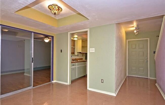 2 Bed/1.5 Bath w/ 2nd Living Room