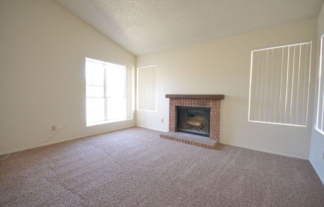 BEAUTIFUL, SPACIOUS 2 BED AND 2 BATH HOME IN CHANDLER