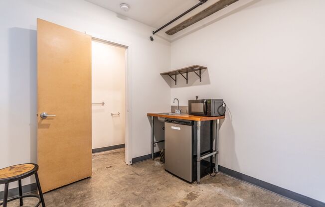 Studio, 1 bath, 160 sqft, $875