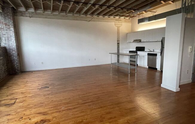 Studio, 1 bath, 814 sqft, $1,100