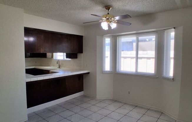 SPECIAL: HALF OF FIRST MONTH RENT!! Spacious 3 Bedroom With Garage Located On Ashlan & Cornelia!