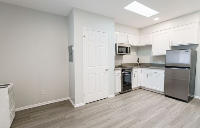 Studio, 1 bath, 229 sqft, $1,698, Unit 204