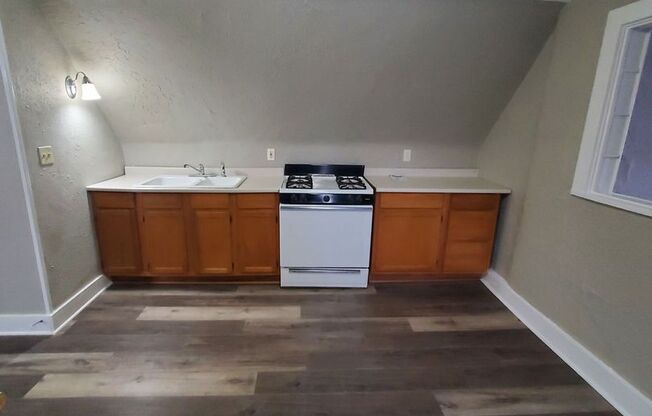 2 beds, 1 bath, $925, Unit 3