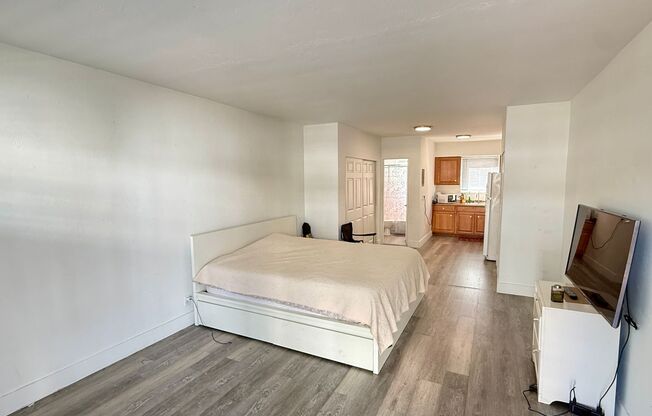 Charming studio located in the heart of South of fifth!! steps away from the beach and fine dining.