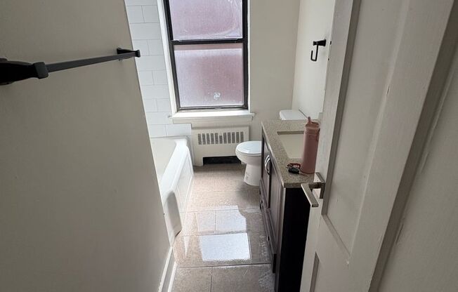 2 beds, 1 bath, 1,000 sqft, $1,295, Unit 6244 Oakland Ave #301
