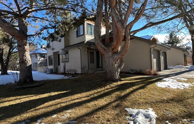 Beautiful 3 bed/3.5 bath North Boulder Townhome! Available April 10th!