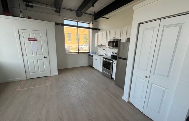 Studio, 1 bath, 327 sqft, $895, Unit 101